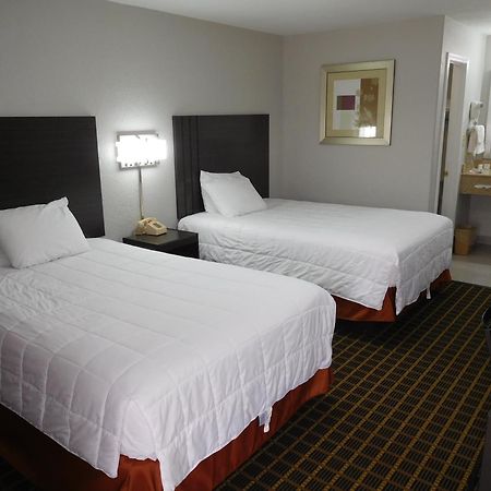 Deluxe Inn Stamford ภายนอก รูปภาพ