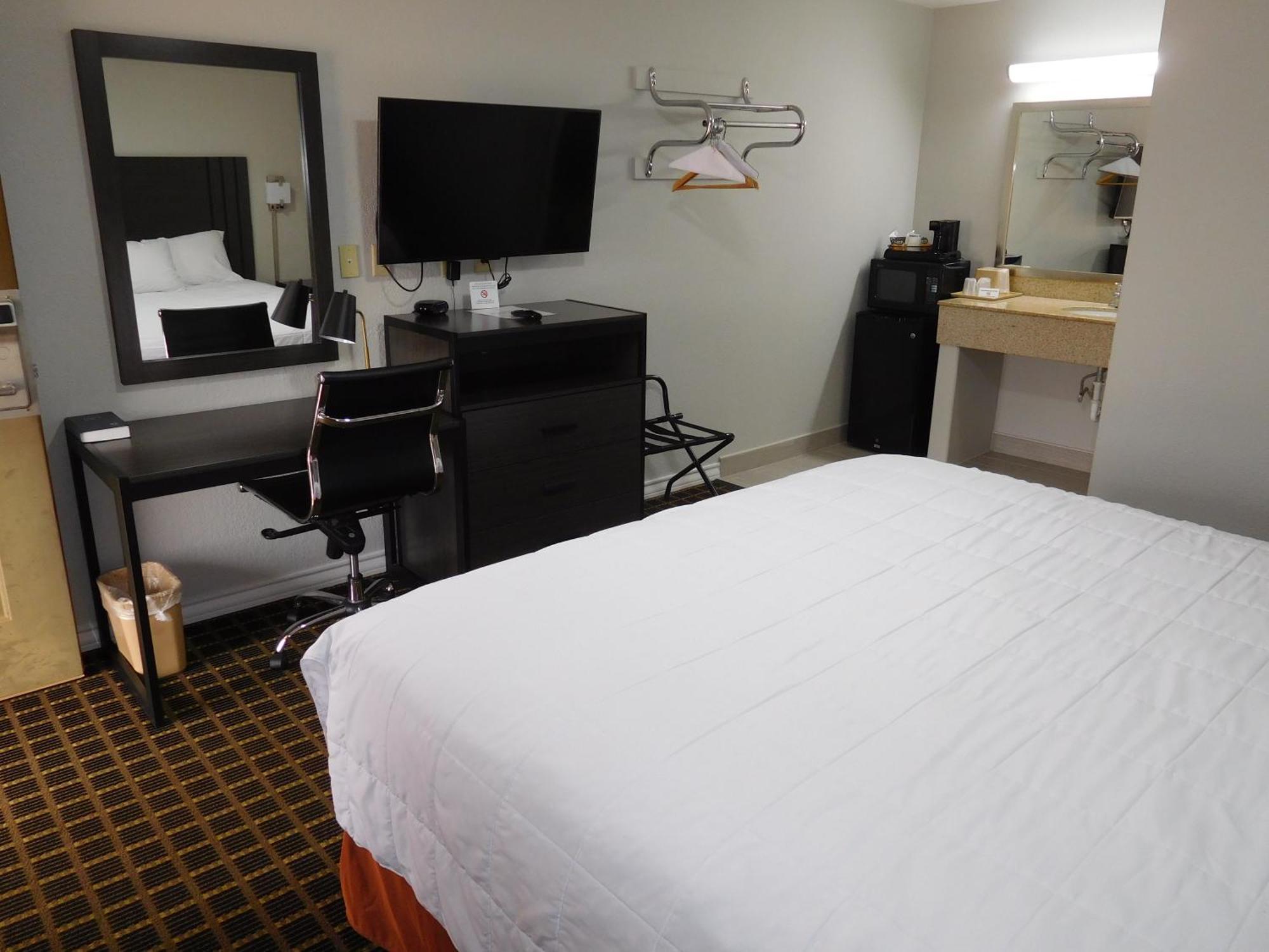 Deluxe Inn Stamford ภายนอก รูปภาพ